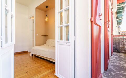 Orpia: Bâtiment, Bois, Confort, Fenêtre, Cabinetry, Design Intérieur, Sol, Cadre De Lit, Sol