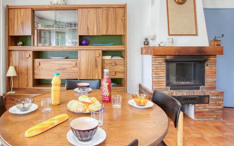 Saint Cyr sur Mer les Lecques 192: Table, Meubles, Vaisselle, Propriété, Aliments, Vaisselle, Bois, Orange, Design Intérieur, Cabinetry