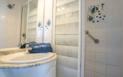 Saint Aygulf 155: Luminaire Plomberie, Robinet, Salle De Bains, Bâtiment, Design Intérieur, Évier, Miroir, Sol, Maison