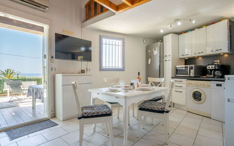 Saint Aygulf 155: Propriété, Robinet, Cabinetry, Comptoir, Luminaire Plomberie, Évier, Éclairage, Cuisine, Design Intérieur, Bois