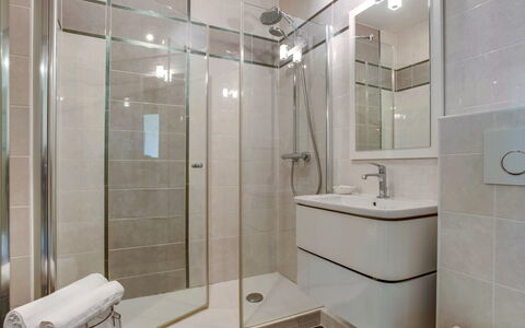 Quiberon 102: Miroir, Luminaire Plomberie, Propriété, Robinet, Évier, Salle De Bains, Porte De Douche, Design Intérieur, Bâtiment