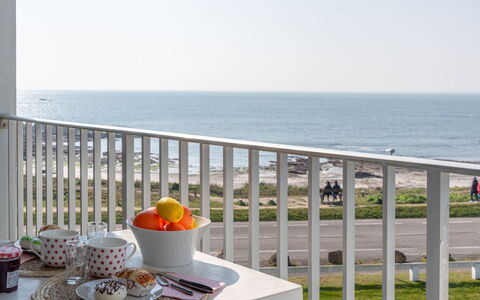 Quiberon 102: Ciel, Vaisselle, L'Eau, Table, Bâtiment, Propriété, Aliments, Plante, Clôture, Assiette