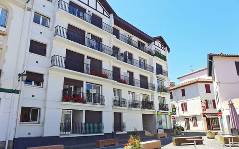 Résidence de France: Ciel, Bâtiment, Fenêtre, Propriété, Bleu Azur, Plante, Design Urbain, Condominium, Pot De Fleur, Immobilier