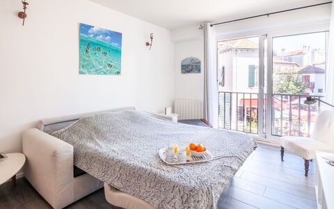Résidence de France: Table, Meubles, Propriété, Bleu Azur, Design Intérieur, Bois, Sol, Sol, Mur, Nappe De Table