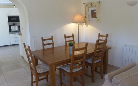 Villa Rose: Pièce, Propriété, Salle À Manger, Meubles, Table, Table Cuisine Et Salle A Manger, Sol, Design Intérieur, Bâtiment, Immobilier