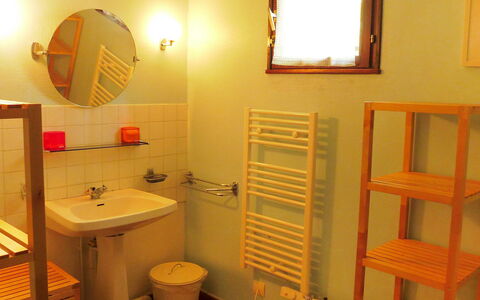 Marina de Talaris: Propriété, Miroir, Évier, Luminaire Plomberie, Lavabo, Robinet, Fenêtre, Violet, Salle De Bains, Design Intérieur