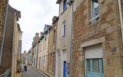Le Vieux Port: Quartier, Rue, Ville, Bâtiment, Ruelle, Route, Propriété, Établissements Humains, Architecture, Mur