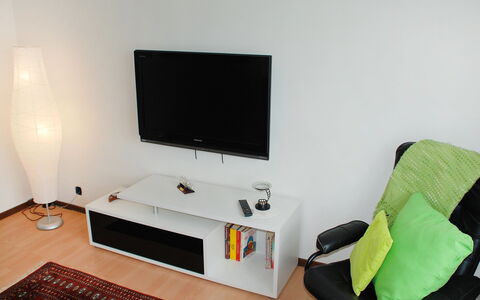 Gemma: Pièce, Meubles, Propriété, La Technologie, Design Intérieur, Écran Plat, Table, Bureau D'Ordinateur, Appareil Électronique, Télévision