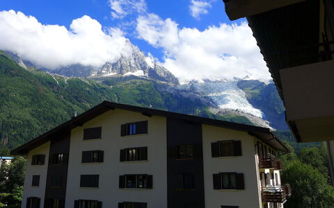 Le Cristal des Glaces: Nuage, Ciel, Bâtiment, Fenêtre, Propriété, Montagne, Architecture, Maison, Design Urbain, Biome