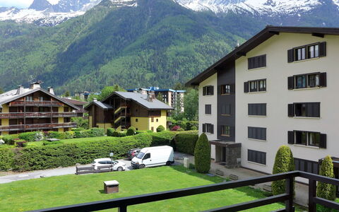 Le Cristal des Glaces: Montagne, Bâtiment, Ciel, Propriété, Nuage, Fenêtre, La Nature, Vert, Maison, Plante