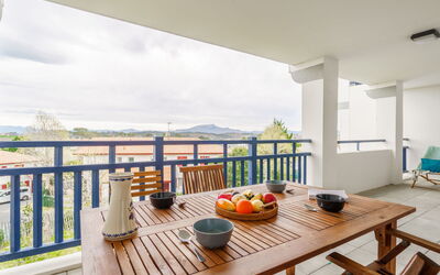 Bidart 370: Table, Ciel, Meubles, Propriété, Bâtiment, Nuage, Vaisselle, Bleu Azur, Chaise, Design Intérieur