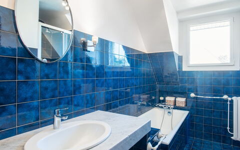 Les Elfes: Salle De Bains, Bleu, Pièce, Propriété, Tuile, Design Intérieur, Architecture, Bâtiment, Sol, Conception