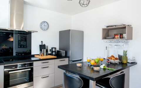 Les Elfes: Pièce, Comptoir, Meubles, Cuisine, Propriété, Design Intérieur, Cabinetry, Cuisinière, Vert, Jaune