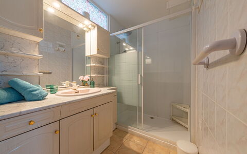 Port Camargue 115: Miroir, Armoire De Toilette, Cabinetry, Luminaire Plomberie, Robinet, Évier, Bâtiment, Design Intérieur, Tiroir, Salle De Bains