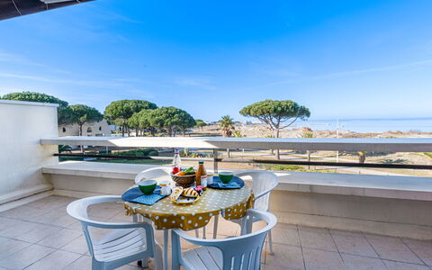 Port Camargue 115: Ciel, Table, Propriété, Meubles, Bleu Azur, Nuage, Mobilier De Jardin, Chaise, Station Balnéaire, Design Intérieur