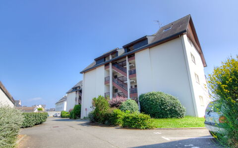 Plein Sud: Plante, Ciel, Bâtiment, Lot Terre, Maison, Quartier, Fenêtre, Herbe, Zone Résidentielle, Arbre