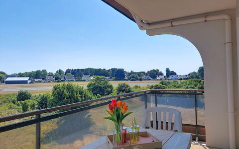 Plein Sud: Balcon, Ombre, Chaise, Mobilier De Jardin, Tache De Bois, Clôture, Balustrade, Recours, Table Cuisine Et Salle A Manger, Eco Hôtel