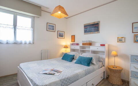 Plein Sud: Meubles, Cadre, Propriété, Fenêtre, Confort, Bleu Azur, Bois, Cabinetry, Textile, Design Intérieur