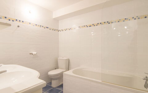 Le Sudouest: Salle De Bains, Propriété, Pièce, Baignoire, Tuile, Design Intérieur, Mur, Sol, Architecture, Luminaire Plomberie