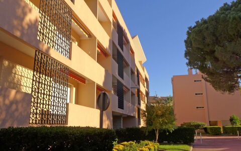 Les Vignes: Propriété, Zone Résidentielle, Bâtiment, Architecture, Immobilier, Ciel, Quartier, Appartement, Maison, Condominium