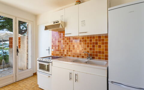 Les Floralies Ii: Cabinetry, Propriété, Comptoir, Meubles, Evier, Bâtiment, Évier, Robinet, Bois, Fenêtre