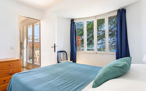 Les Floralies Ii: Propriété, Meubles, Bleu Azur, Confort, Bois, Textile, Ombre, Éclairage, Design Intérieur