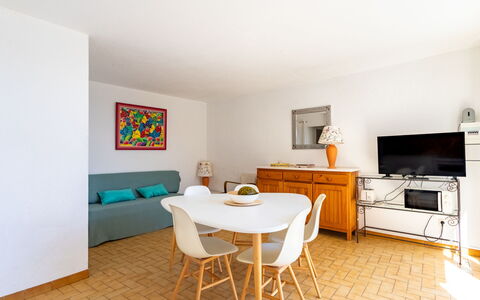 Les Floralies Ii: Meubles, Table, Propriété, Chaise, Design Intérieur, Bois, Cabinetry, Sol, Sol, Salon