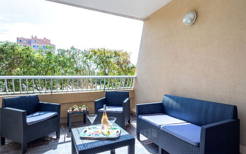 Hyères 200: Canapé, Meubles, Table, Propriété, Bleu Azur, Plante D'Appartement, Plante, Salon, Mobilier De Jardin, Ombre