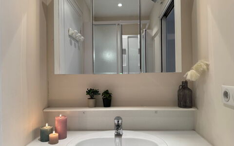 Bel Air: Lavabo, Design Intérieur, Salle De Bains, Mur, Luminaire Plomberie, Miroir, Évier, Sol, Sol, Plafond