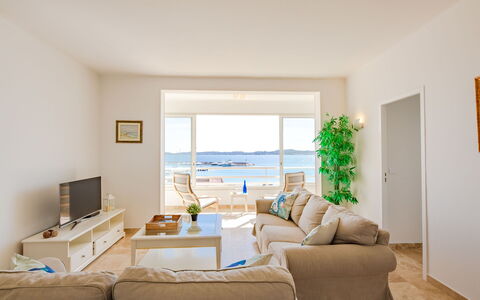 Sainte Maxime 124: Propriété, Meubles, Canapé, Bleu Azur, Cadre, Confort, Bois, Salon, Design Intérieur, Ombre