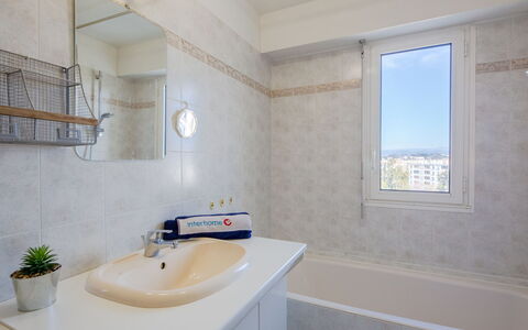 L'Aétius: Robinet, Luminaire Plomberie, Propriété, Évier, Fenêtre, Lavabo, Salle De Bains, Bois, Éclairage
