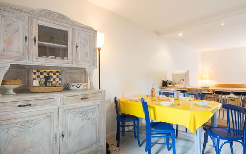 Petit Acacia: Meubles, Propriété, Cabinetry, Bâtiment, Chaise, Table, Bois, Design Intérieur, Sol, Sol