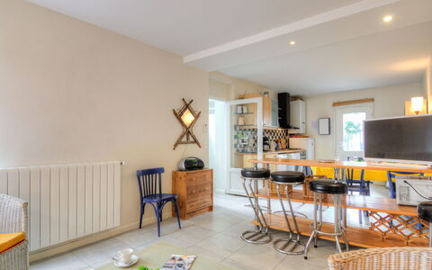 Petit Acacia: Table, Meubles, Propriété, Télévision, Cadre, Chaise, Canapé, Bois, Sol, Design Intérieur