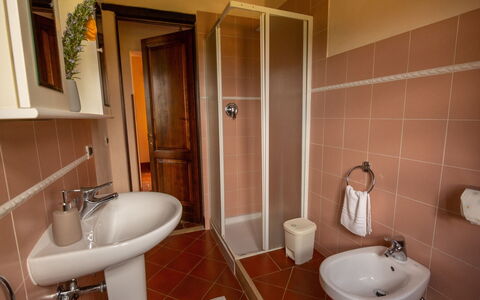 Collina dei Fiori: Salle De Bains, Propriété, Pièce, Toilette, Mur, Luminaire Plomberie, Tuile, Siège De Toilette, Lavabo, Sol