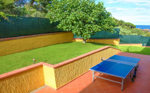 Villa Il Poggiolo Apartments - Diano Marina: Herbe, Propriété, Table, Meubles, Arbre, Immobilier, Plante, Pièce, Paysage, Loisir