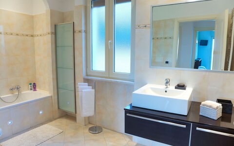 Villa Il Poggiolo Apartments - Diano Marina: Salle De Bains, Propriété, Pièce, Tuile, Sol, Design Intérieur, Armoire De Toilette, Bâtiment, Robinet, Mur