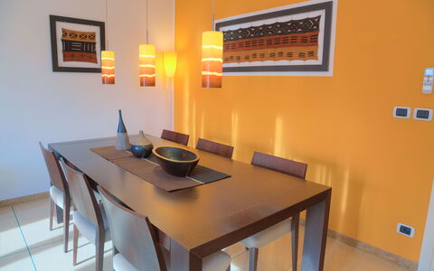 Villa Il Poggiolo Apartments - Diano Marina: Pièce, Propriété, Meubles, Salle À Manger, Table, Design Intérieur, Bâtiment, Maison, Jaune, Immobilier