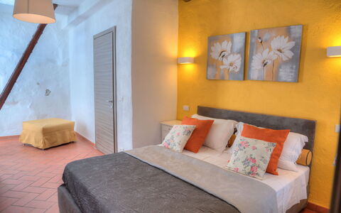 House of Stone - Deglio Faraldi: Chambre, Pièce, Meubles, Lit, Propriété, Drap De Lit, Design Intérieur, Mur, Bâtiment, Orange