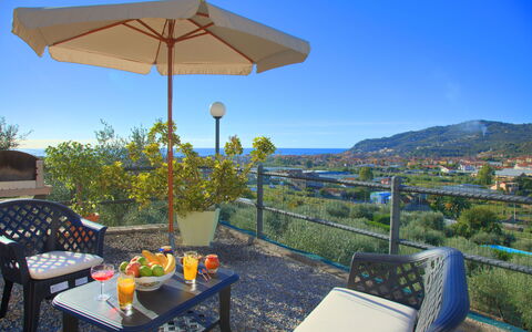 Casa Ilaria - Diano Marina: Propriété, Immobilier, Maison, Domicile, Bâtiment, Vacances, Patio, Table, Montagne, Ciel