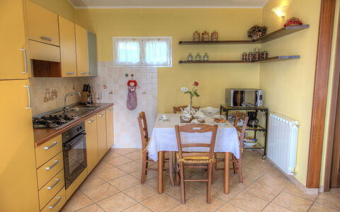 Casa Ilaria - Diano Marina: Propriété, Pièce, Cuisine, Meubles, Bâtiment, Jaune, Maison, Immobilier, Design Intérieur, Cabinetry