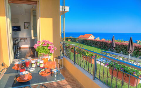 Villa Il Poggiolo - Diano Marina: Propriété, Balcon, Immobilier, Bâtiment, Bleu Majorelle, Pièce, Porche, Maison, Architecture, Zone Résidentielle
