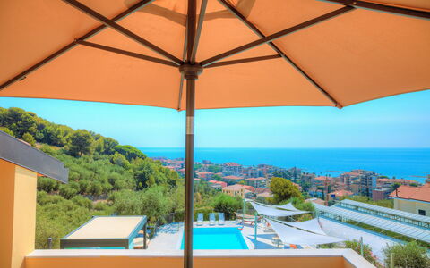 Villa Il Poggiolo - Diano Marina: Propriété, Ombre, Parapluie, Maison, Ciel, Bâtiment, Immobilier, Toit, Daylighting, Plafond