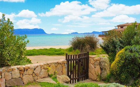 Golfo Aranci Ortensia Apartments: Propriété, Paysage Naturel, Ciel, Bleu, Maison, Immobilier, Nuage, Bleu Azur, Mer, Arbre