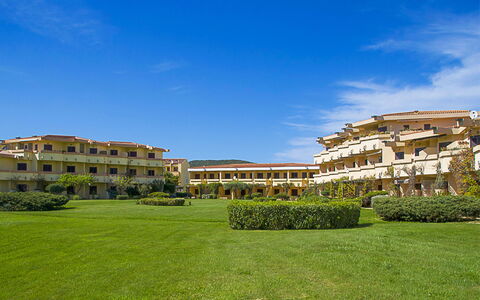 Golfo Aranci Ortensia Apartments: Propriété, Ciel, Bâtiment, Herbe, Biens, Architecture, Ville, Établissements Humains, Immobilier, Zone Résidentielle