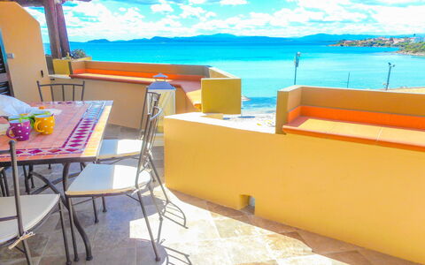 Golfo Aranci Ortensia Apartments: Propriété, Jaune, Pièce, Turquoise, Meubles, Vacances, Bâtiment, Table, Design Intérieur, Balcon