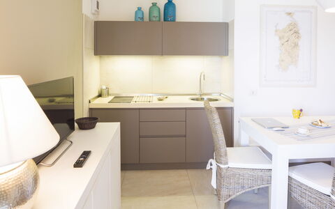 Golfo Aranci Ortensia Apartments: Pièce, Propriété, Meubles, Design Intérieur, Salle De Bains, Sol, Tuile, Évier, Bâtiment, Maison
