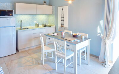 Ortensia Blue: Pièce, Meubles, Propriété, Bleu, Cuisine, Design Intérieur, Sol, Bâtiment, Maison, Table