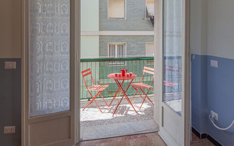 Giulia Apartment - Levanto: Fenêtre, Bâtiment, Porte, Bois, Maison, Chaise, Mur, Accueil Porte, Sol