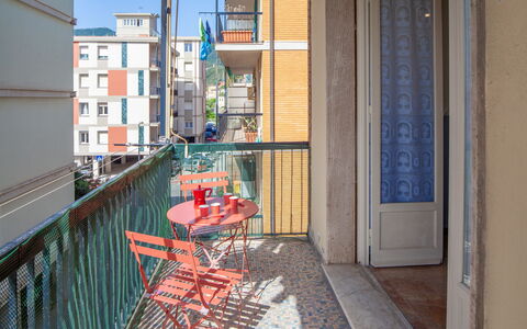 Giulia Apartment - Levanto: Bâtiment, Fenêtre, Chaise, Bois, Table, Pot De Fleur, Sol, Sol, Design Urbain, Porche