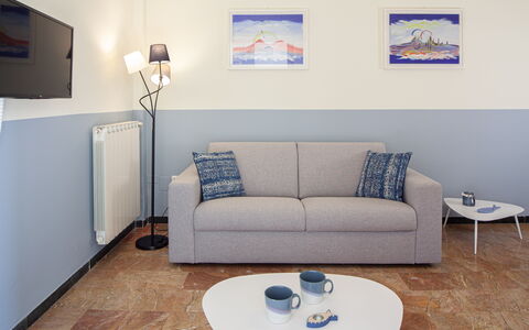 Giulia Apartment - Levanto: Meubles, Propriété, Table, Vaisselle, Produit, Bleu Azur, Canapé, Cadre, Éclairage, Bois